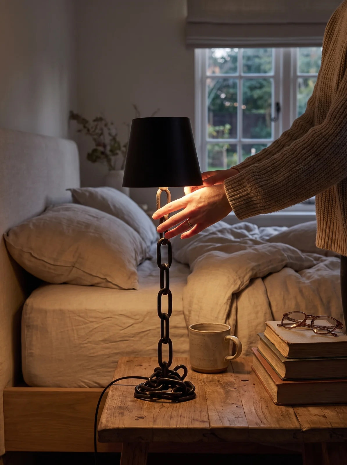 Modern Chain-Link Table Lamp - iwt1_image