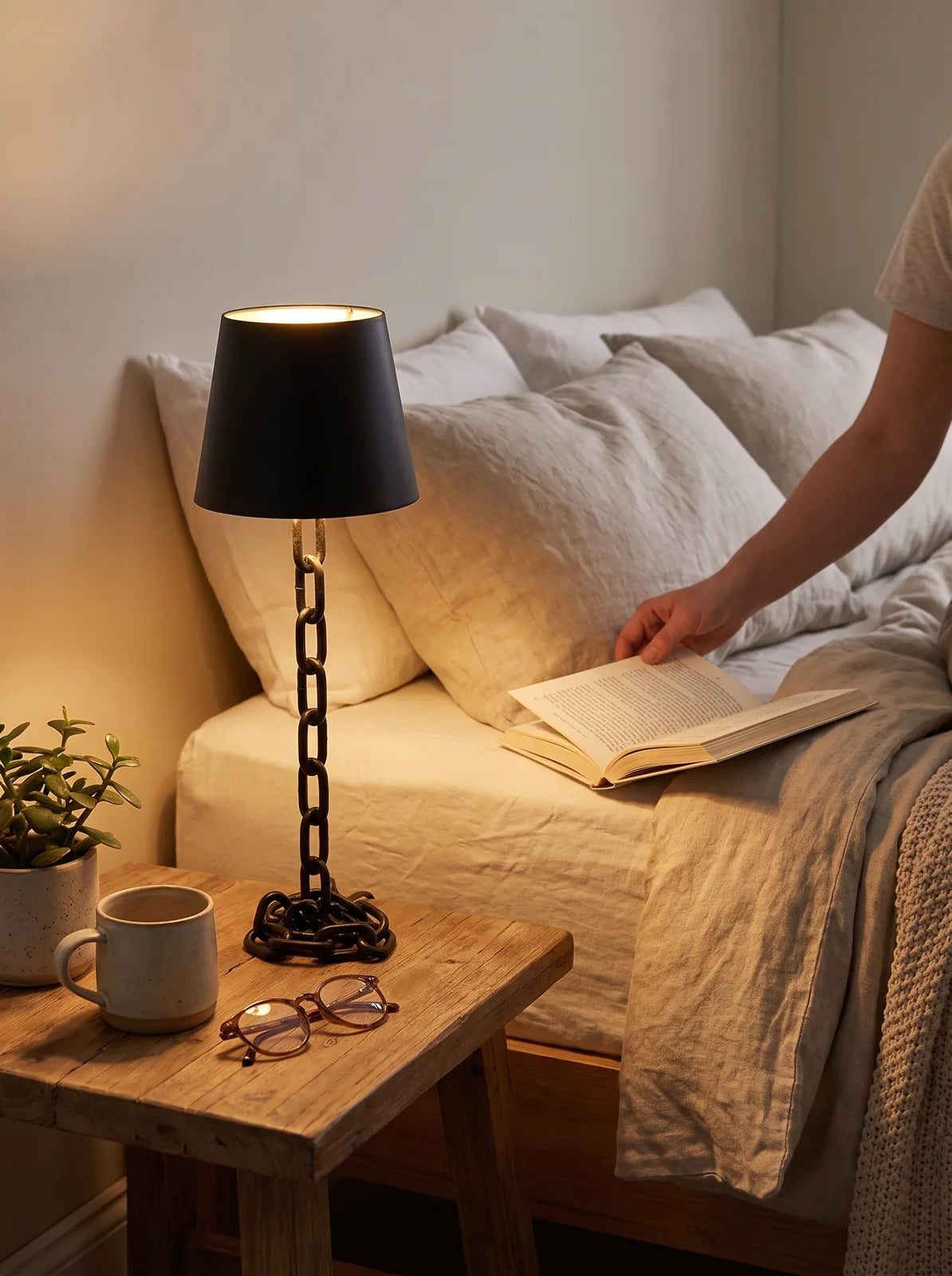 Modern Chain-Link Table Lamp - iwt2_image